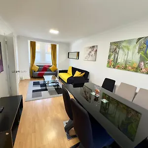 Apartment 3 Bedrooms 3 Bathrooms Spacious House, Reception, Kitchen, Garden, Parking