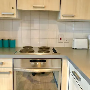 Apartment 2 Bedrooms Modern Apartment, Lounge, Full Kitchen, Balcony, 5 Minutes Stratford Station